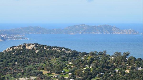 Comment organiser une journée de golf ou de tennis à deux pas du camping de la Baie à Assérac ?