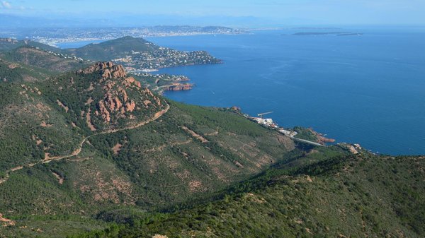 Comment se rendre à un camping d'Urrugne depuis l'aéroport de Biarritz ?