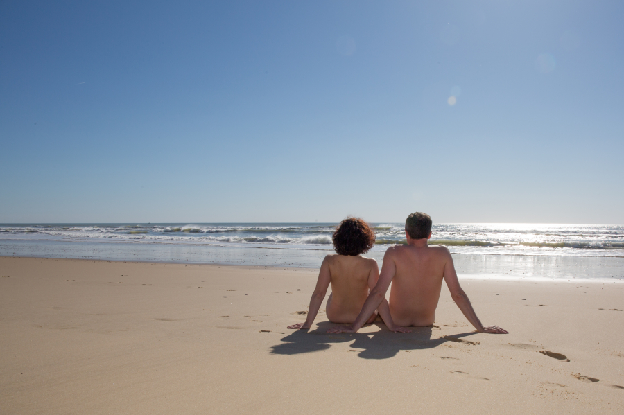 couple naturiste à la plage